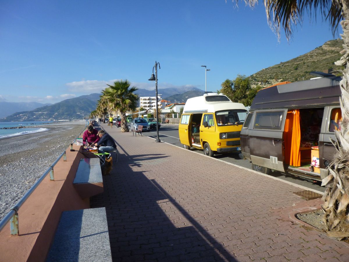 Bivouac sur la promenade de Vintimille