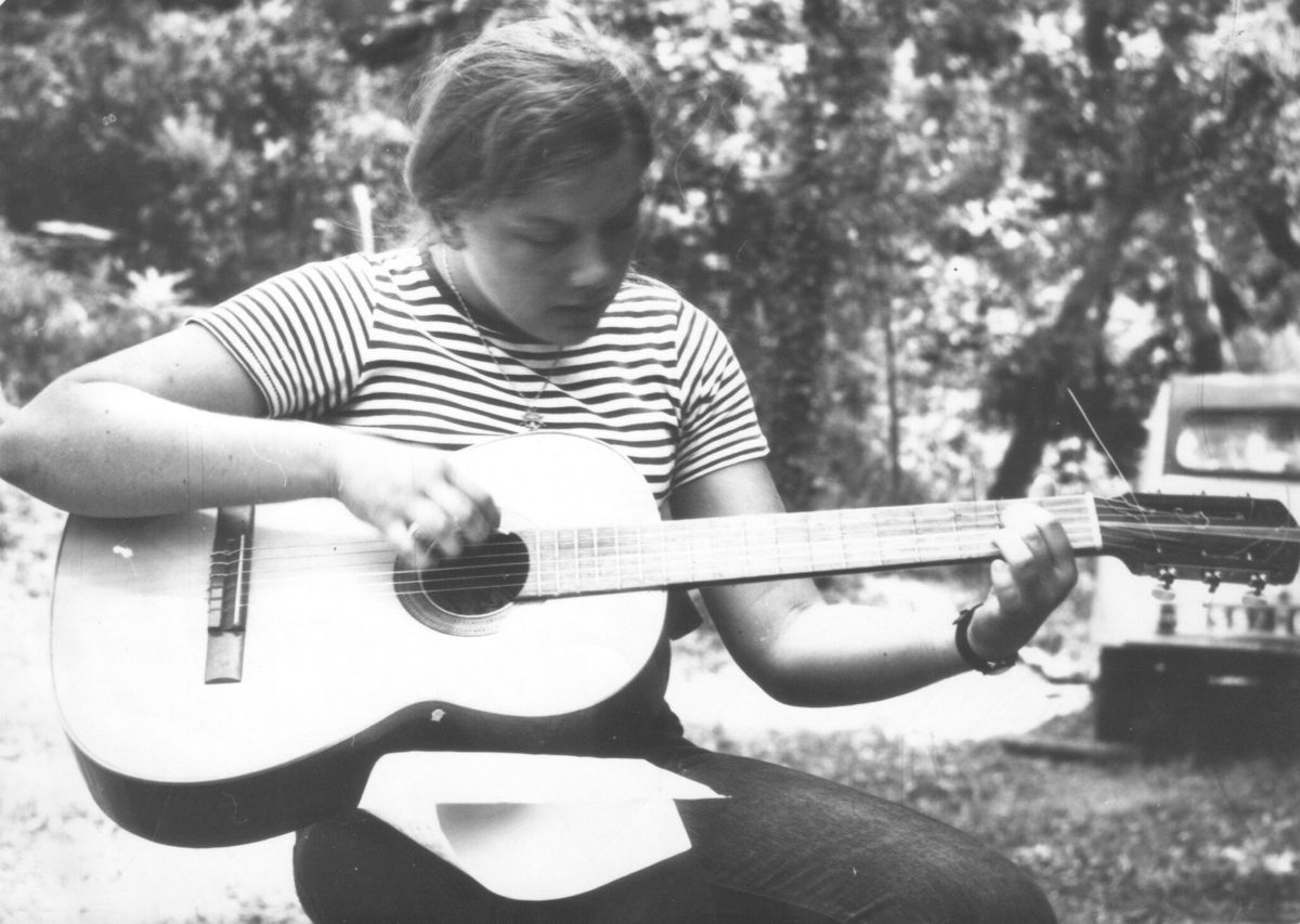 Nicole à la guitare
