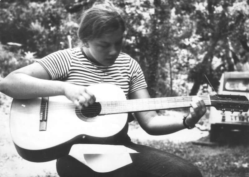 Nicole à la guitare