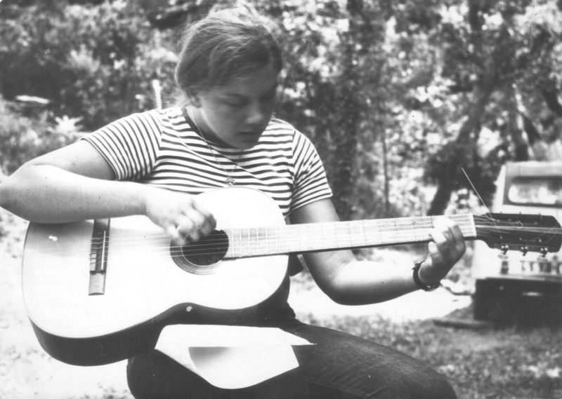 Nicole à la guitare